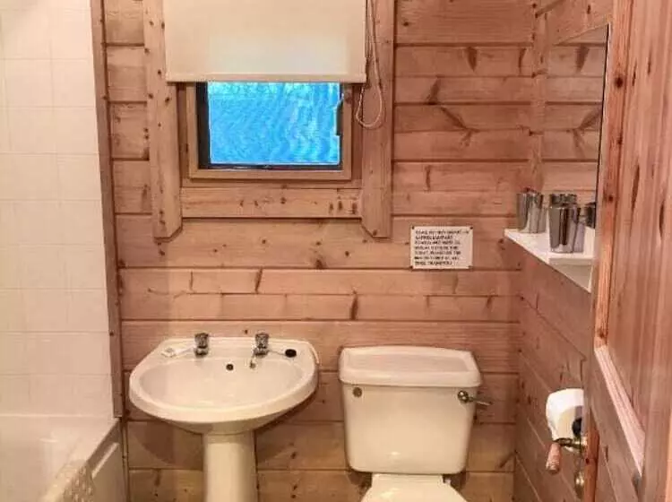 Hotelli Woodlakes Park By Liv Retreats