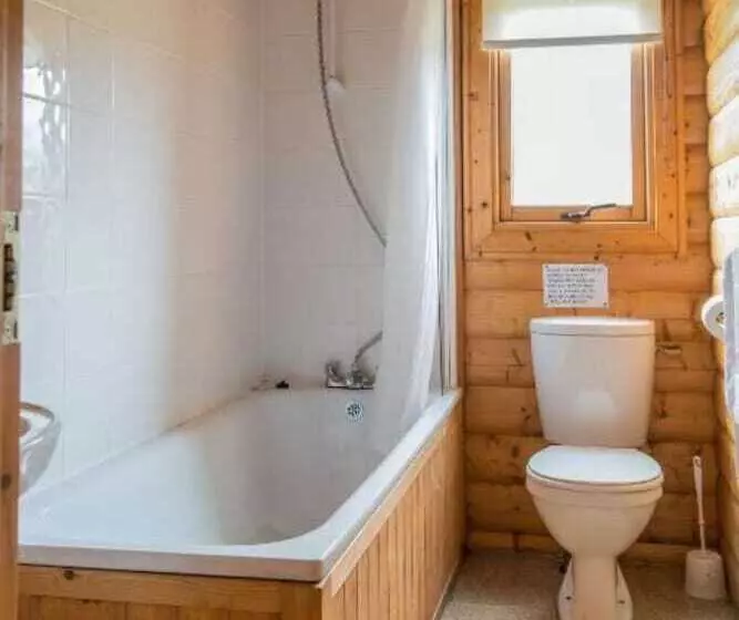 Hotelli Woodlakes Park By Liv Retreats