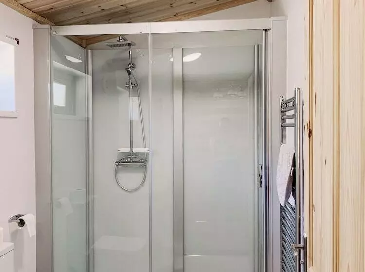 Hotelli Woodlakes Park By Liv Retreats