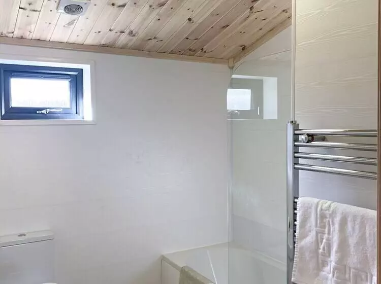 Hotelli Woodlakes Park By Liv Retreats