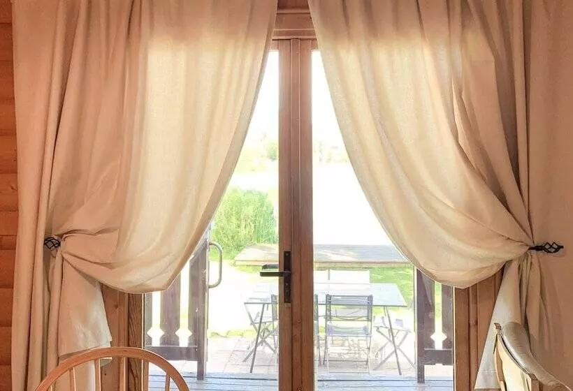 Hotelli Woodlakes Park By Liv Retreats