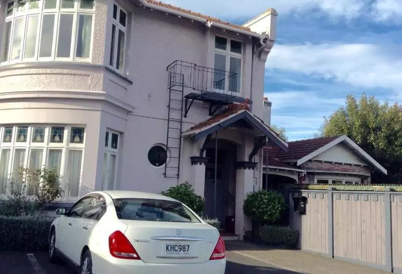 Hotelli Albatross Inn Bed & Breakfast