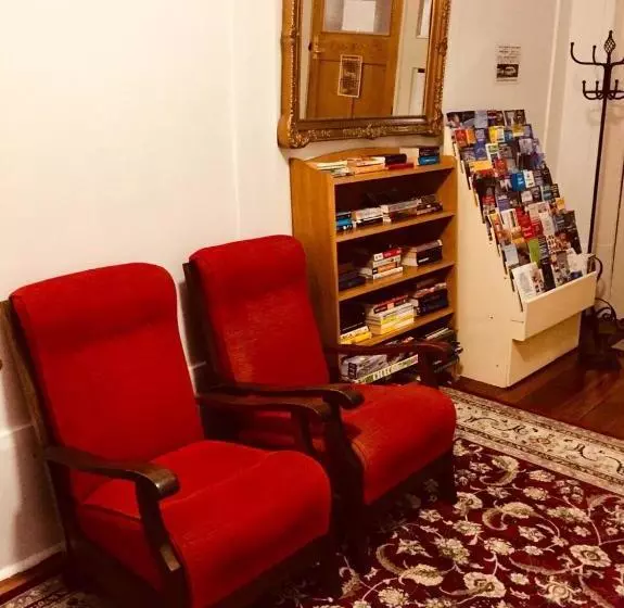 Hotelli Albatross Inn Bed & Breakfast