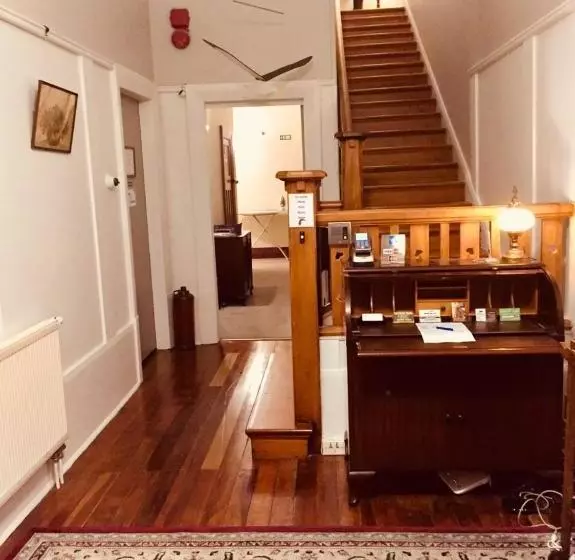 Hotelli Albatross Inn Bed & Breakfast