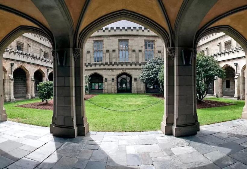 Peaceful 3 Bdr In The Heart Of Carlton