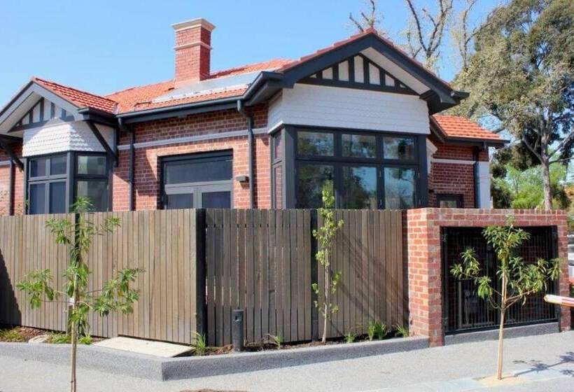 Peaceful 3 Bdr In The Heart Of Carlton