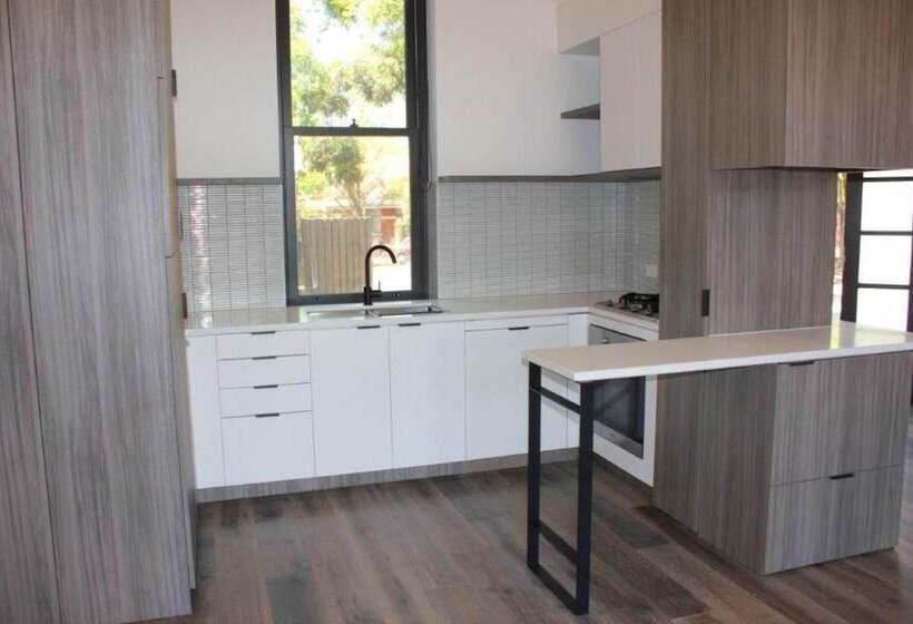 Peaceful 3 Bdr In The Heart Of Carlton