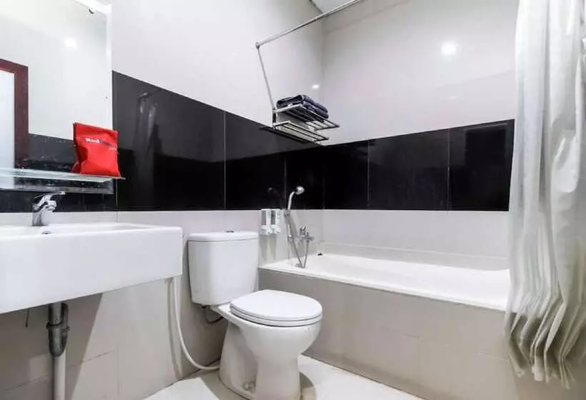 Hotelli Reddoorz Plus @ Tuparev Cirebon