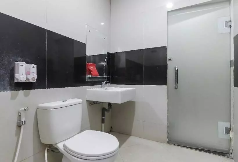 Hotelli Reddoorz Plus @ Tuparev Cirebon