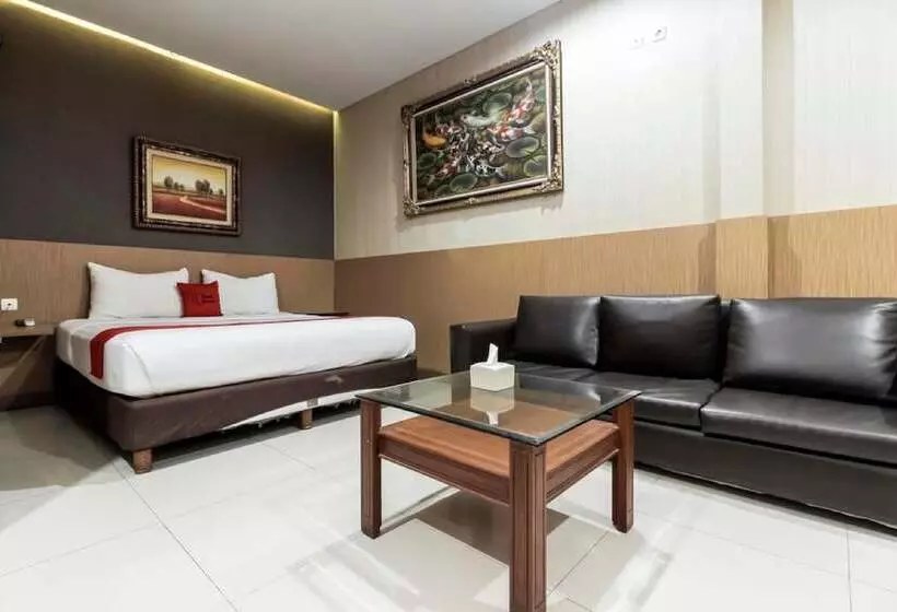 Hotelli Reddoorz Plus @ Tuparev Cirebon