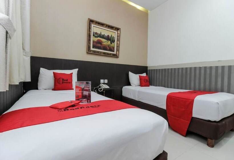 בית מלון כפרי Reddoorz Plus @ Tuparev Cirebon