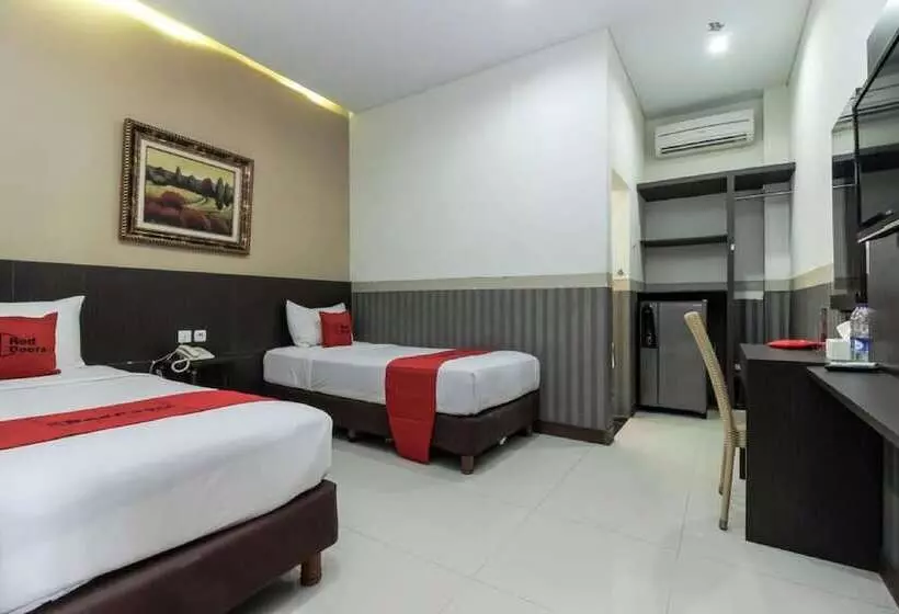 Hotelli Reddoorz Plus @ Tuparev Cirebon