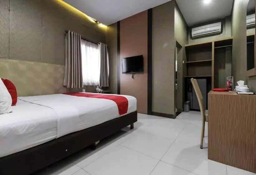 Hotelli Reddoorz Plus @ Tuparev Cirebon
