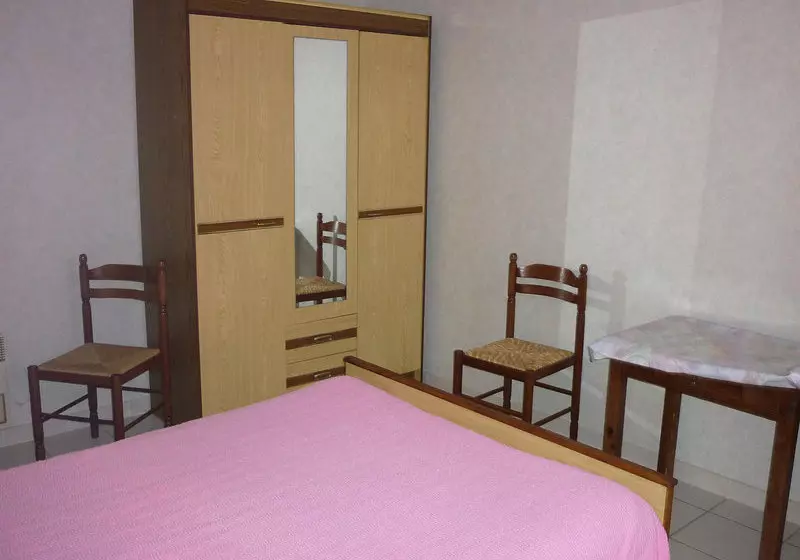 هتل Holiday House Jean Michel