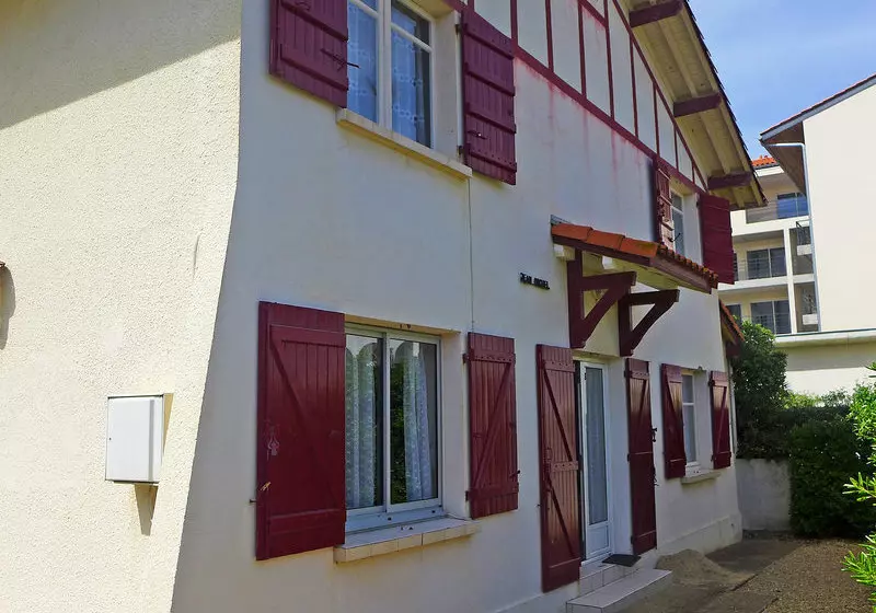 هتل Holiday House Jean Michel