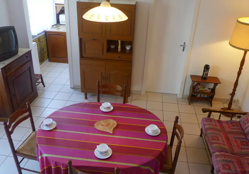 هتل Holiday House Jean Michel