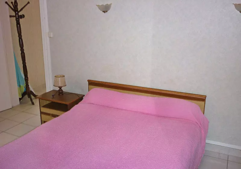 هتل Holiday House Jean Michel