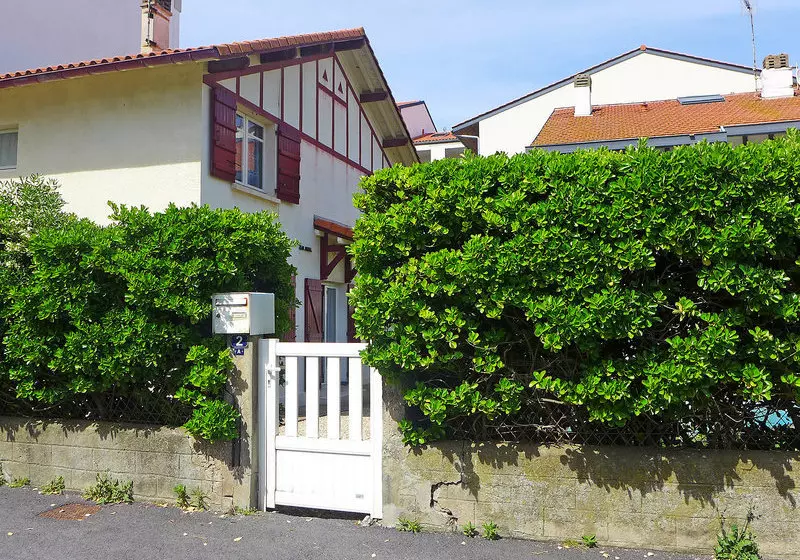 هتل Holiday House Jean Michel