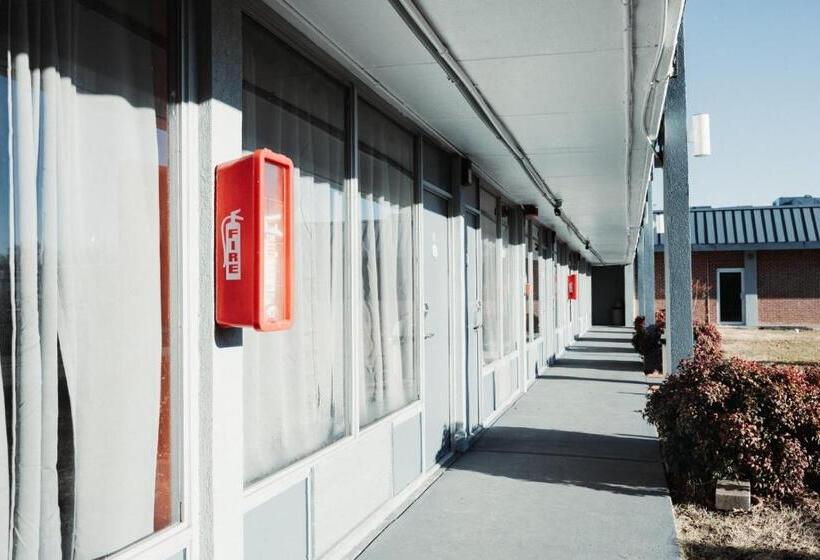 فندق Reidsville Inn & Suites