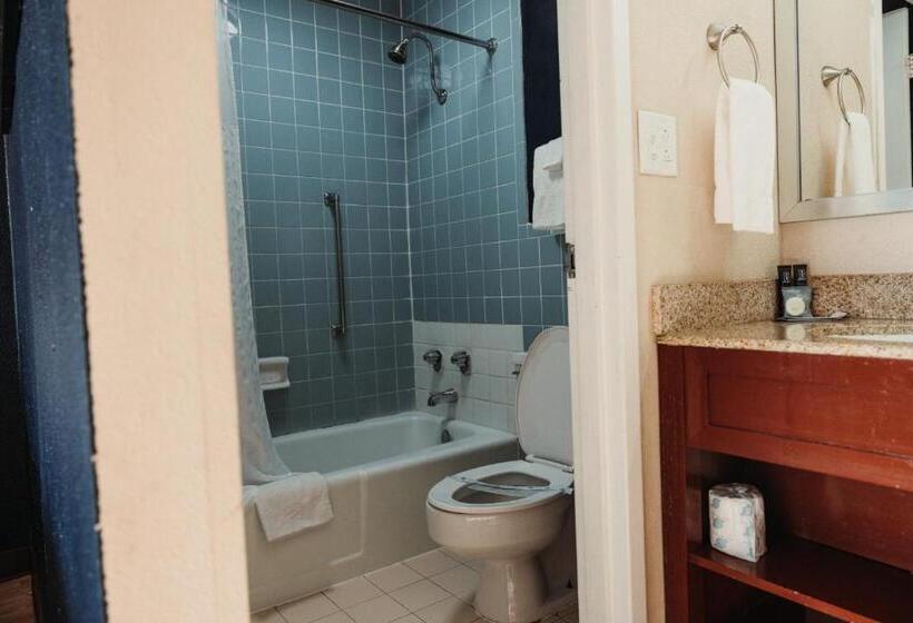 فندق Reidsville Inn & Suites