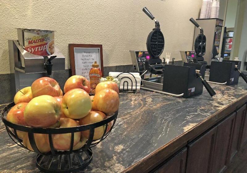 Otel Fairbridge Extended Stay, A Kitchenette