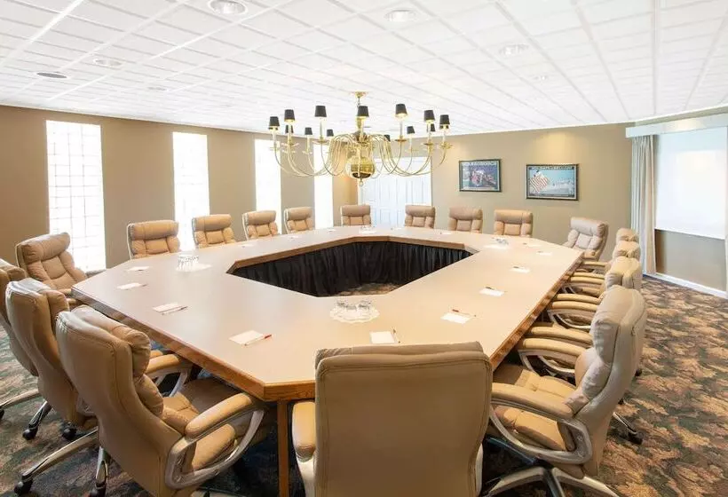 Ramada Hotel & Conference Center By Wyndham Lewiston