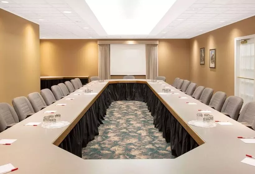 Ramada Hotel & Conference Center By Wyndham Lewiston