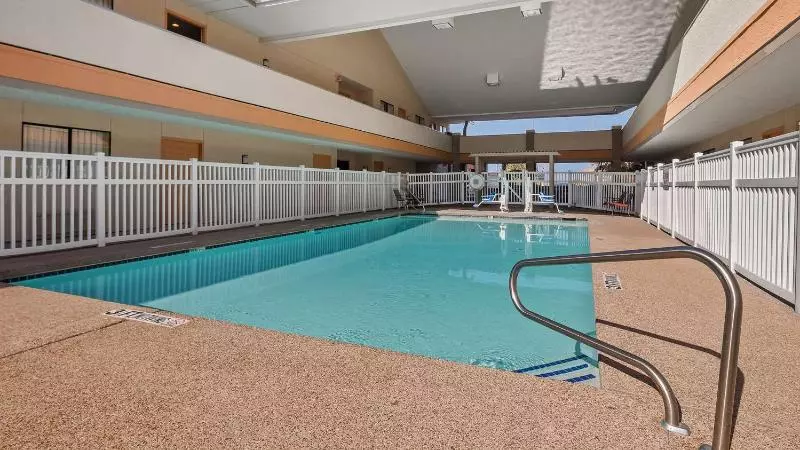 هتل Red Roof Inn & Suites Irving – Dfw Airport South