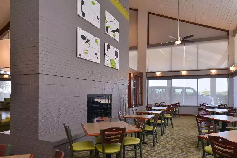 هتل Red Roof Inn & Suites Irving – Dfw Airport South