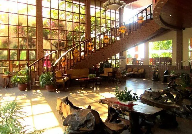 ホテル Tamaraw Beach Resort