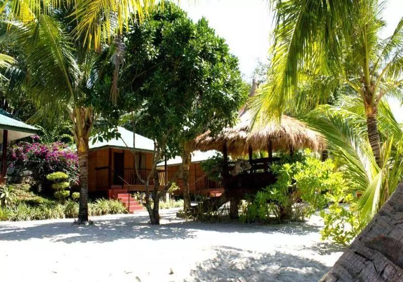 ホテル Tamaraw Beach Resort