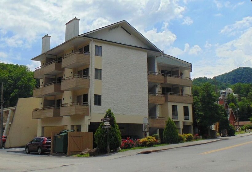 فندق Econo Lodge Inn & Suites Gatlinburg At The Convention Center
