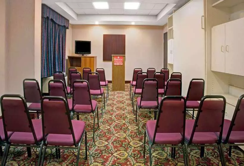 هتل Ramada By Wyndham Pearl/jackson Airport