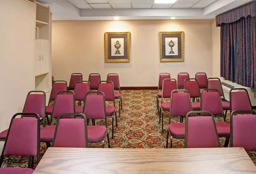 هتل Ramada By Wyndham Pearl/jackson Airport