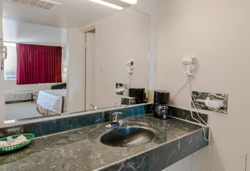 Отель Travelodge By Wyndham Lynchburg