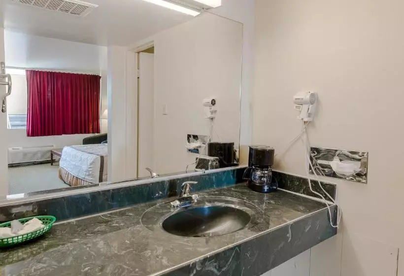 هتل Travelodge By Wyndham Lynchburg