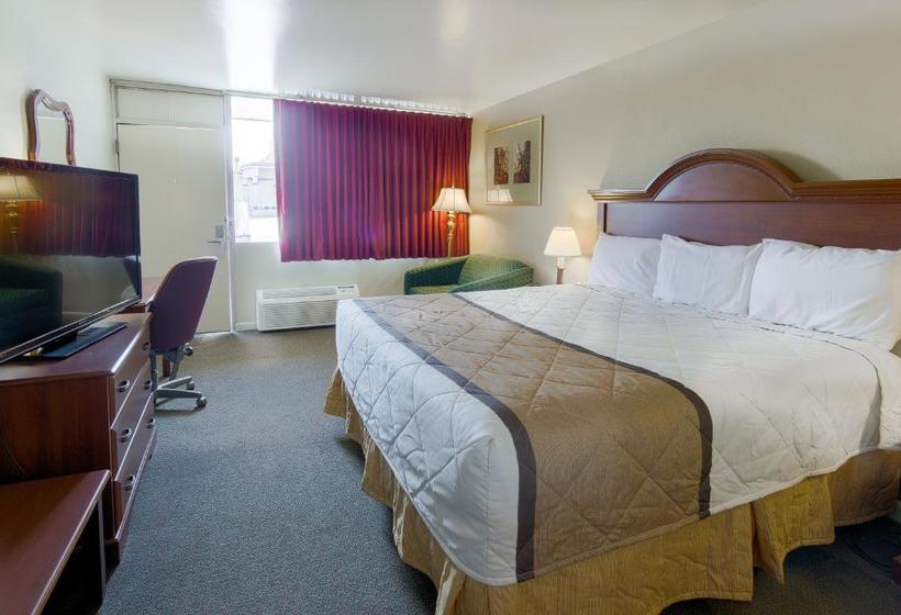 Отель Travelodge By Wyndham Lynchburg