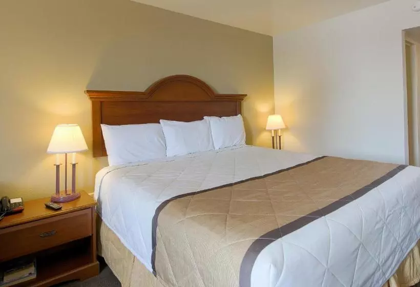 هتل Travelodge By Wyndham Lynchburg