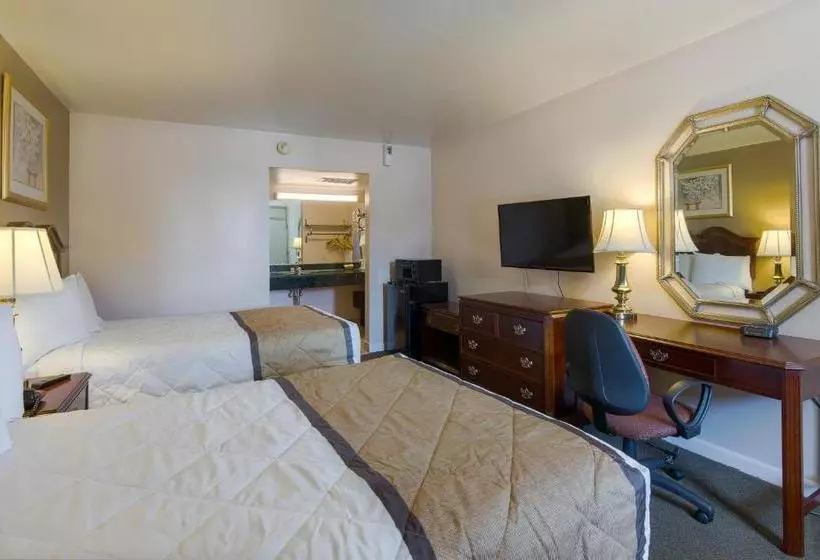 هتل Travelodge By Wyndham Lynchburg