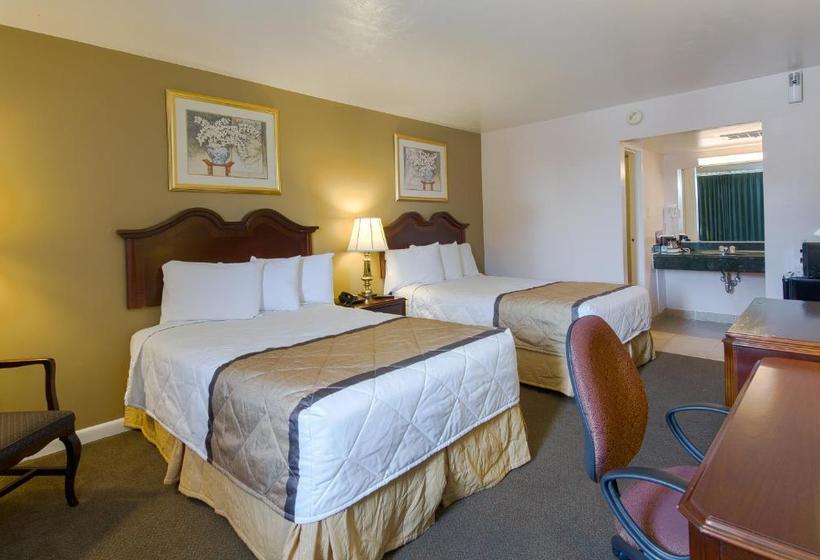 Отель Travelodge By Wyndham Lynchburg