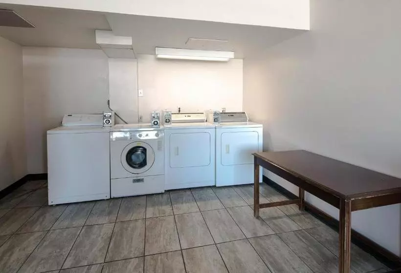 هتل Travelodge By Wyndham Lynchburg