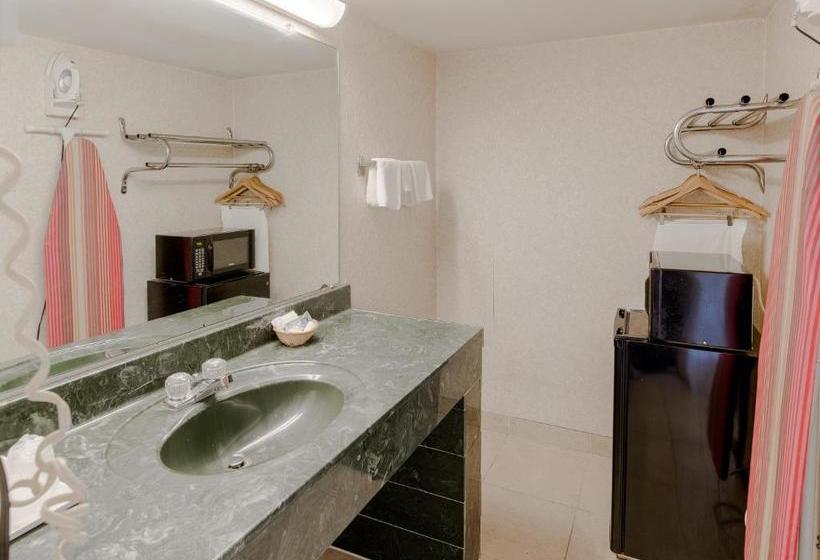 Отель Travelodge By Wyndham Lynchburg