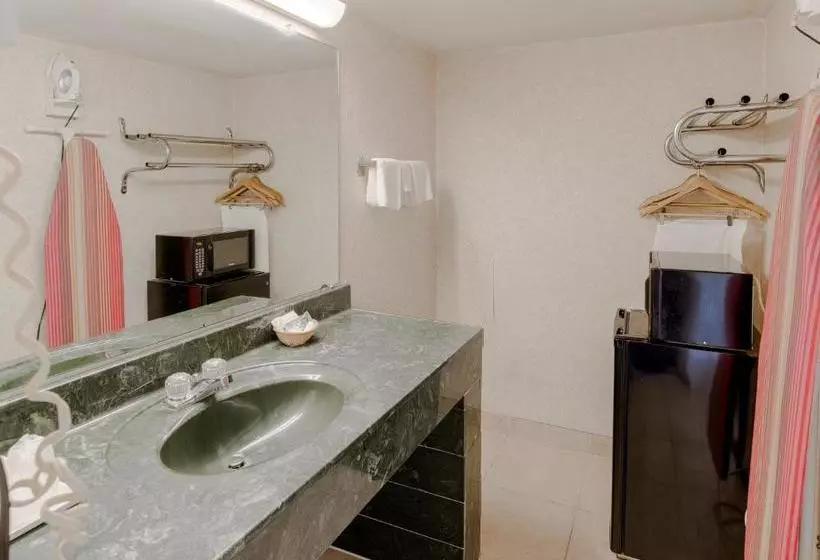 هتل Travelodge By Wyndham Lynchburg