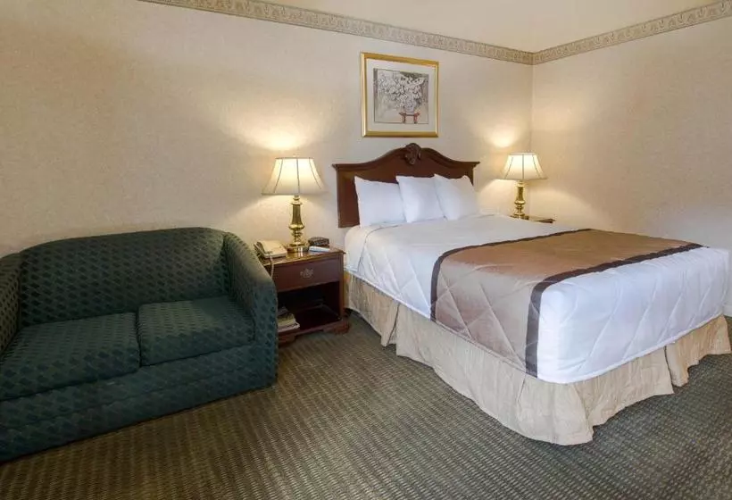 هتل Travelodge By Wyndham Lynchburg