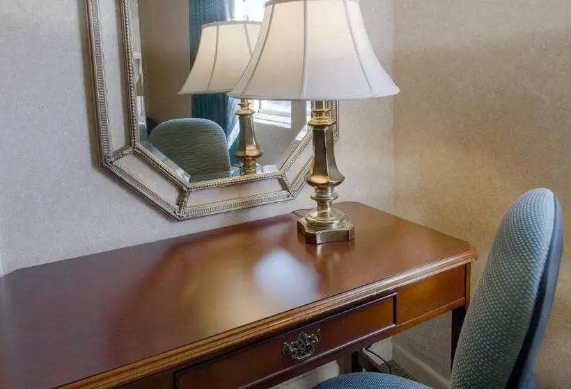 هتل Travelodge By Wyndham Lynchburg