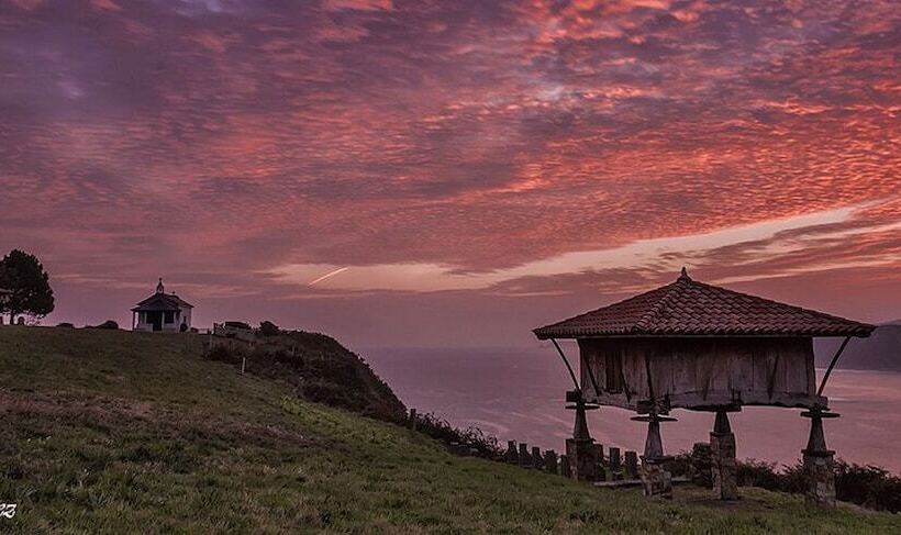 La Nana Del Mar / The Lullaby Of The Sea On Old Harbour
