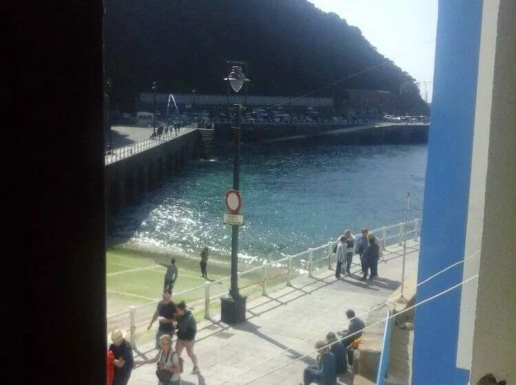 La Nana Del Mar / The Lullaby Of The Sea On Old Harbour