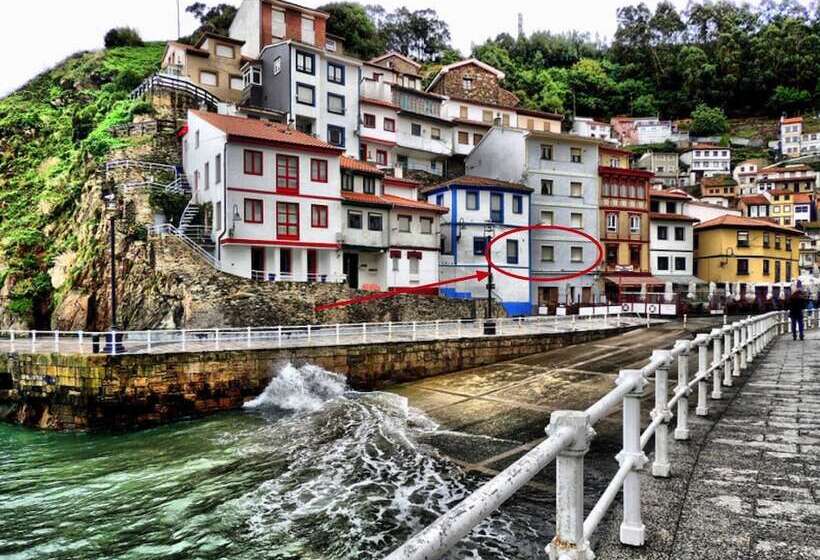 La Nana Del Mar / The Lullaby Of The Sea On Old Harbour