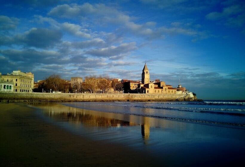 La Nana Del Mar / The Lullaby Of The Sea On Old Harbour