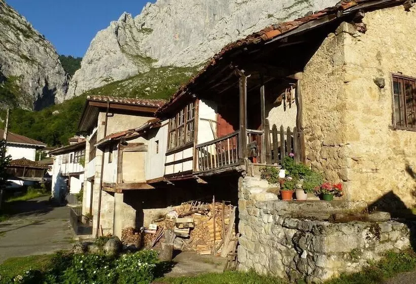 La Nana Del Mar / The Lullaby Of The Sea On Old Harbour